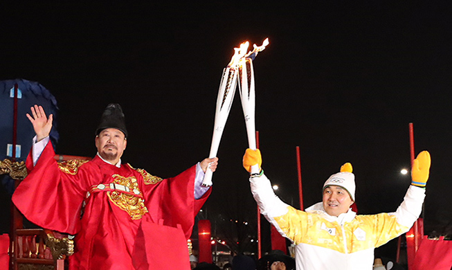 Les 60 minutes du relais olympique à Gwanghwamun tournent la page à 600 années d'histoire