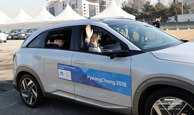 Le président Moon teste la voiture autonome à hydrogène