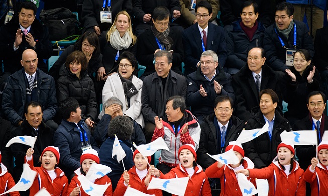 Moon assiste au premier match de l'équipe coréenne unifiée de hockey sur glace féminin