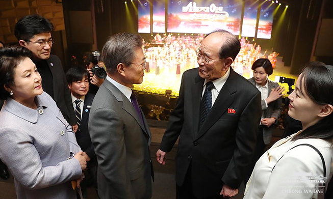 Moon assiste au concert de la troupe artistique nord-coréenne Samjiyon avec la délégation du Nord