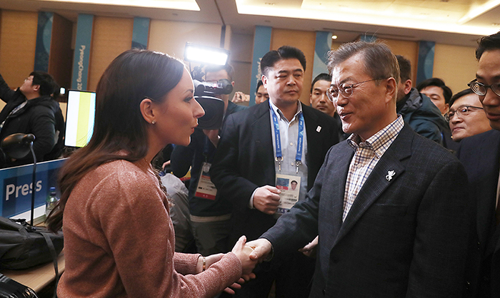 Moon visite le Centre de Presse Principal de PyeongChang