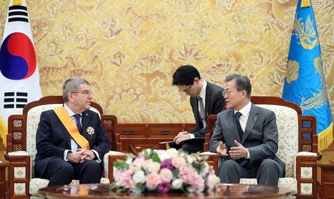 Moon décerne la médaille Cheongryong à Thomas Bach