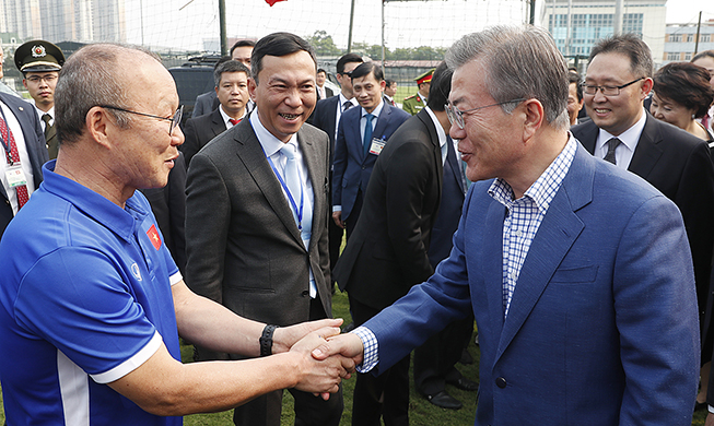 Moon débute une visite d’État au Vietnam