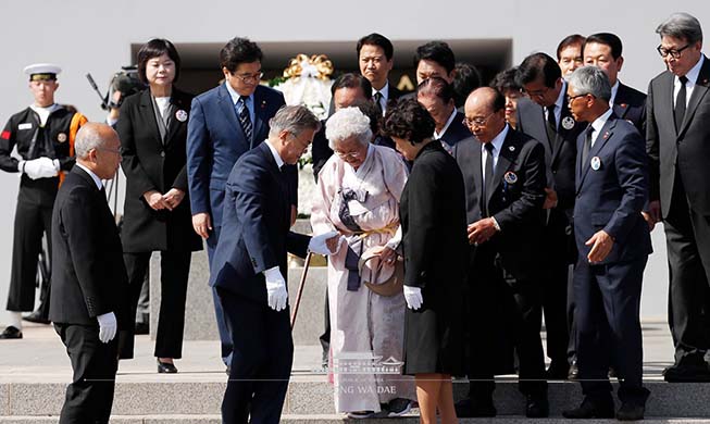 Moon assiste à la cérémonie du 70e anniversaire du soulèvement du 3 avril