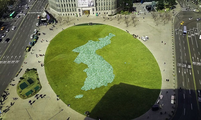 La péninsule coréenne représentée par des fleurs devant l'Hôtel de Ville de Séoul