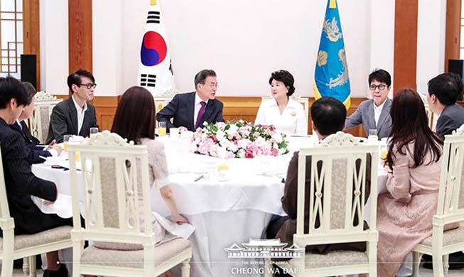 Le président Moon déjeune avec le groupe d’artistes sud-coréens de retour de Pyeongyang