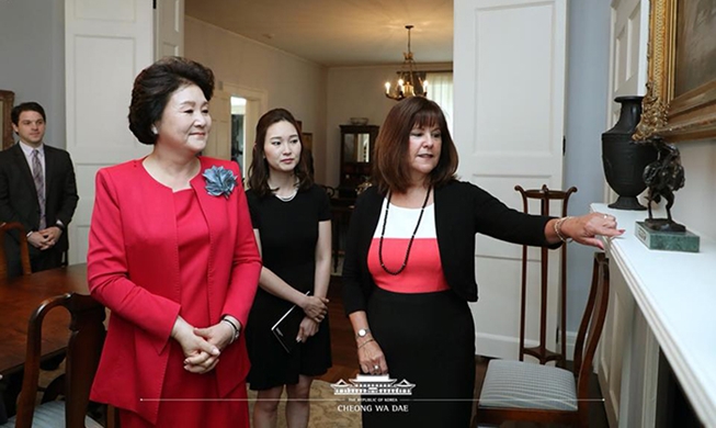 La Première dame Kim Jung-Sook déjeune avec Karen Pence à Washington