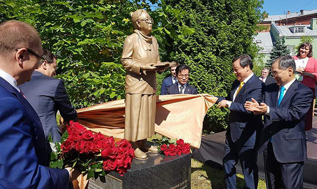 À Saint-Pétersbourg, la statue de l’écrivaine coréenne Pak Kyongni est installée