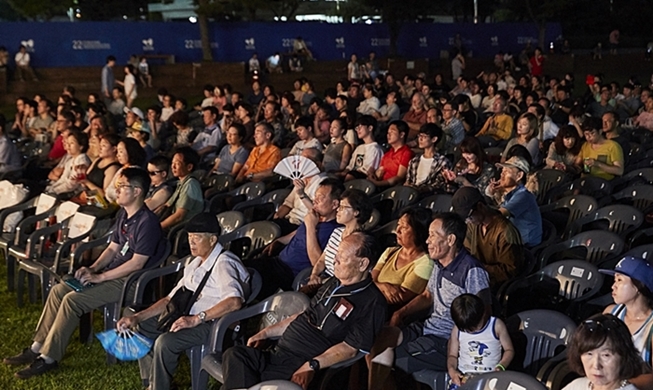 Projection en plein air d’un film nord-coréen pour la première fois en Corée du Sud