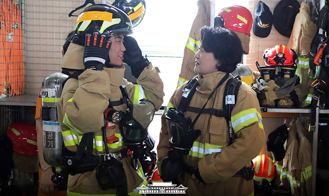 La pemière dame Kim Jung-sook encourage des sapeurs-pompiers qui travaillent en plein été