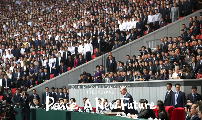 Le président Moon prononce un discours devant le public nord-coréen