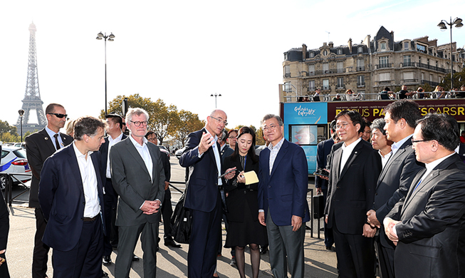 Le président Moon teste une voiture à hydrogène coréenne à Paris