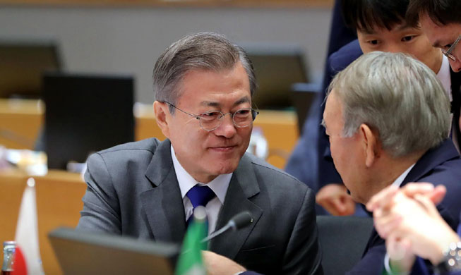 Le président Moon Jae-in assiste au sommet Asie-Europe