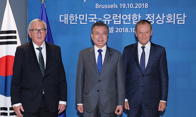 Le président Moon Jae-in tient un sommet avec l'UE