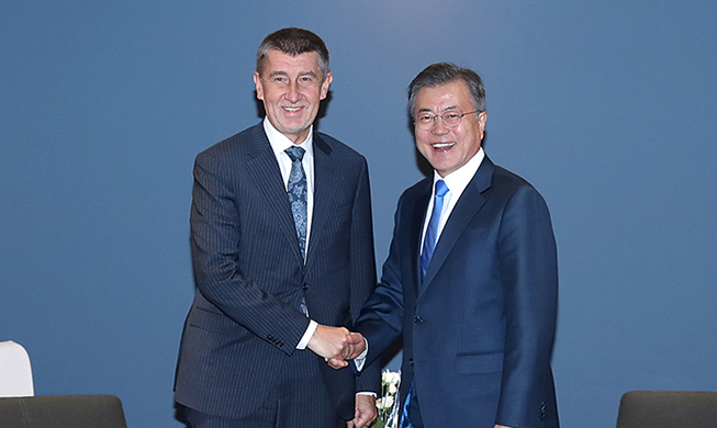 Le président Moon tient un sommet bilatéral avec le Premier ministre tchèque Andrej Babis