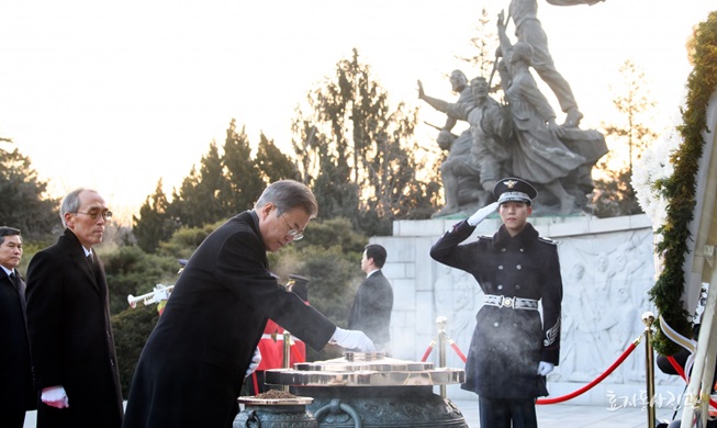 Le président Moon effectue la visite du cimetière national de Séoul pour la nouvelle année