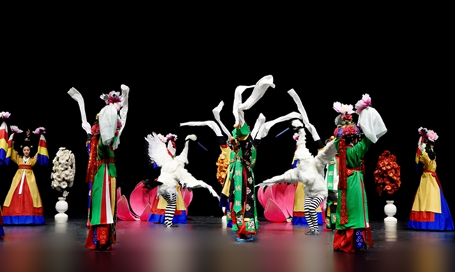 Danse traditionnelle, musique éblouissante pendant les vacances du nouvel an lunaire