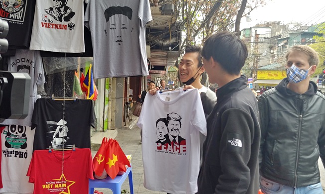 A Hanoï, des T-shirts ou des plats dans des restaurants annoncent le prochain sommet Kim-Trump