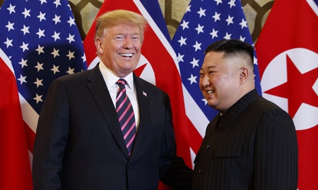 Kim et Trump se serrent à nouveau la main à Hanoï