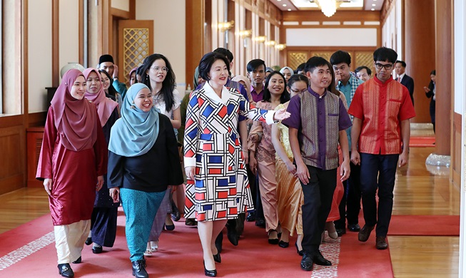 La Première dame sud-coréenne rencontre des étudiants de 3 pays de l’ASEAN au bureau présidentiel