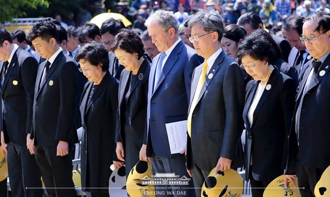 Cérémonie de commémoration pour l'ancien président Roh Moo-hyun à l’occasion du 10e anniversaire de son décès