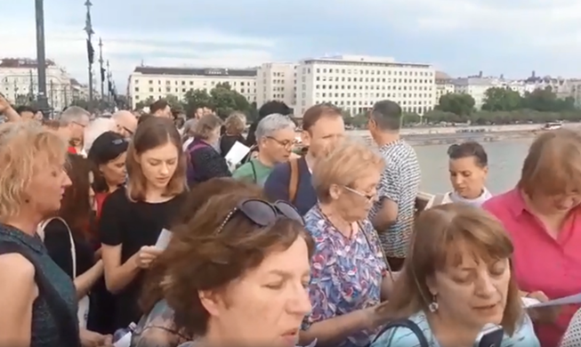 Naufrage à Budapest : des centaines de personnes chantent « Arirang » en hommage aux victimes