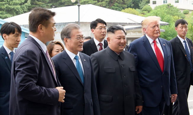 Rencontre entre Trump et Kim à la DMZ : le rôle de médiateur du président Moon brille à nouveau