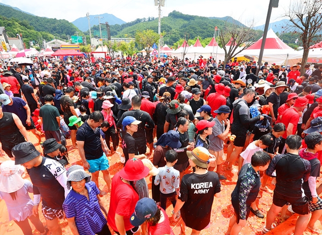 Hwacheon tout en rouge pour son festival de la tomate !
