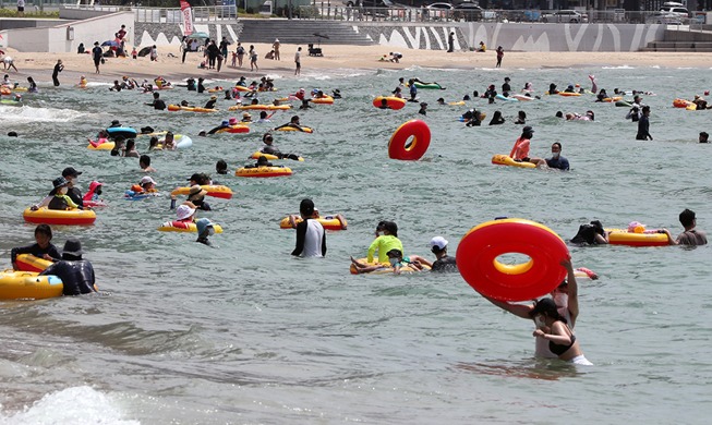 Image du jour : des vacanciers à la plage de Haeundae