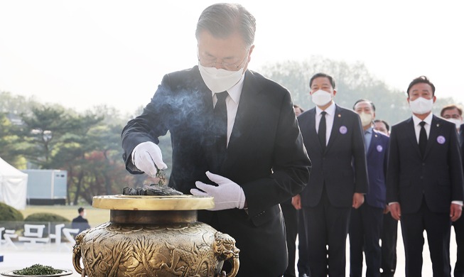 Le président Moon visite un cimetière national pour marquer la révolution du 19 avril