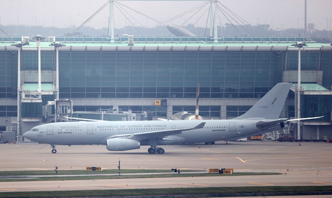 Les premiers Afghans mis en sécurité par la Corée sont arrivés à l’aéroport d’Incheon