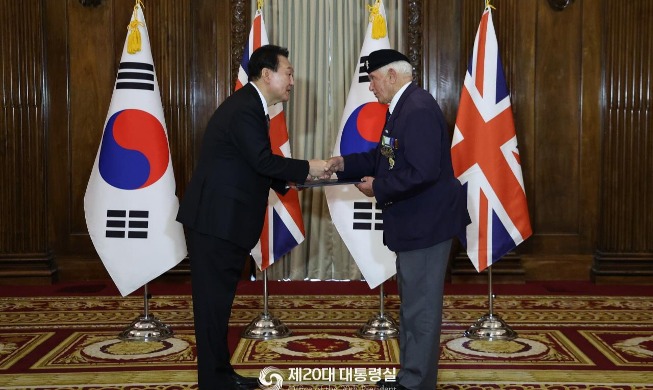 Le président Yoon remet la médaille du Mérite civil à un ancien combattant britannique de la guerre de Corée