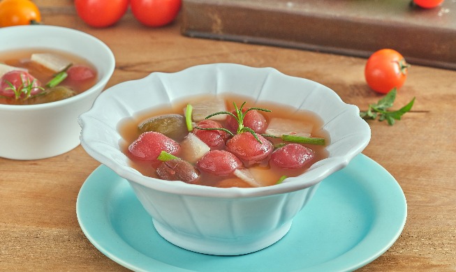 Comment manger du kimchi ? - Nabak kimchi avec tomate cerise marinée