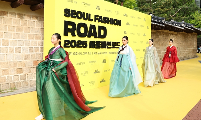 En images : le défilé de hanbok du Seoul Fashion Road 2025