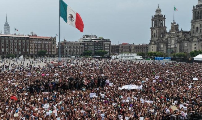 Le groupe BTS apparaît au balcon du palais national de Mexico devant 50 000 fans