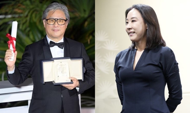 Le réalisateur Park Chan-wook et la défunte actrice Kang Soo-yeon ont reçu le prix de l'Ordre du mérite culturel