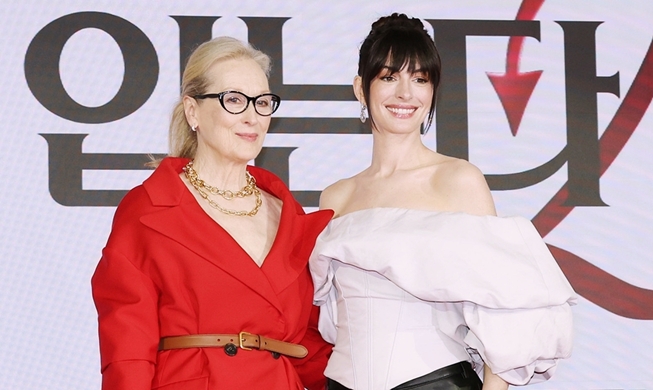 Meryl Streep et Anne Hathaway en visite à Séoul pour le retour du « Diable s’habille en Prada »