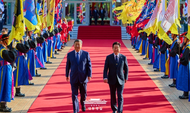 Le président Lee Jae Myung et Xi Jinping s’entretiennent en marge du sommet de l’APEC à Gyeongju