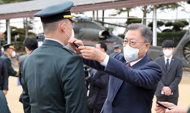 Le président Moon assiste à la 57e cérémonie de mise en service de l'académie militaire