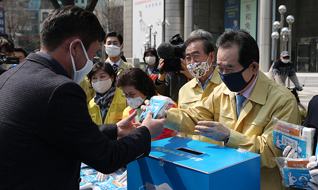 Vidéo : une campagne de dons de masques près de la place Gwanghwamun