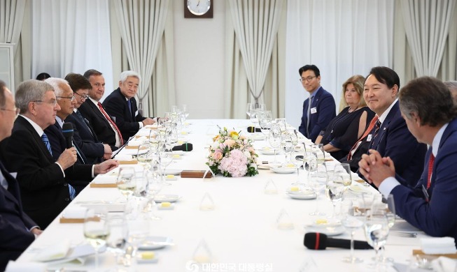 Le président Yoon dîne avec Thomas Bach
