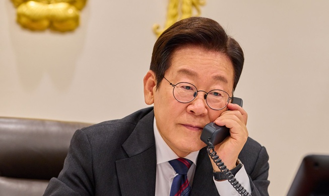 Le président Lee Jae Myung s’entretient par téléphone avec le Premier ministre thaïlandais