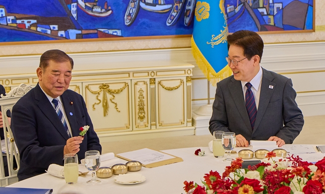 Le président Lee Jae Myung reçoit à Séoul l'ex-Premier ministre japonais Shigeru Ishiba 