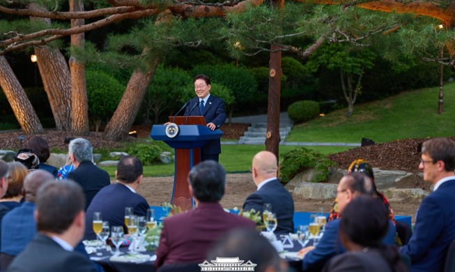 Le président Lee Jae Myung réunit les diplomates étrangers en Corée autour d'un dîner à Cheong Wa Dae
