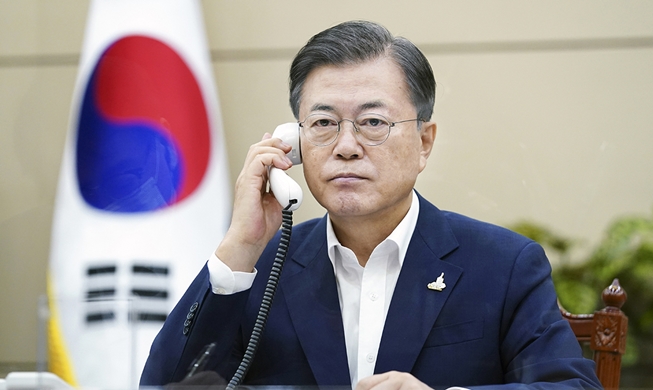 Le président Moon s’entretient au téléphone avec Suga