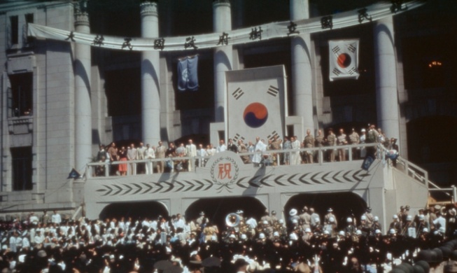 Sur la place Gwanghwamun, une exposition retrace les 80 ans de la Corée contemporaine