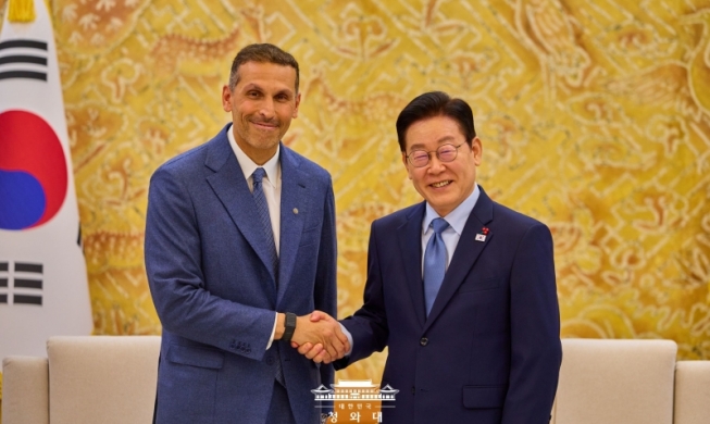 Le président Lee Jae Myung s’entretient avec le président de l'Autorité des Affaires exécutives d'Abou Dhabi