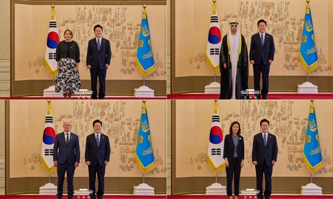 Le président Lee Jae Myung reçoit quatre nouveaux ambassadeurs en Corée