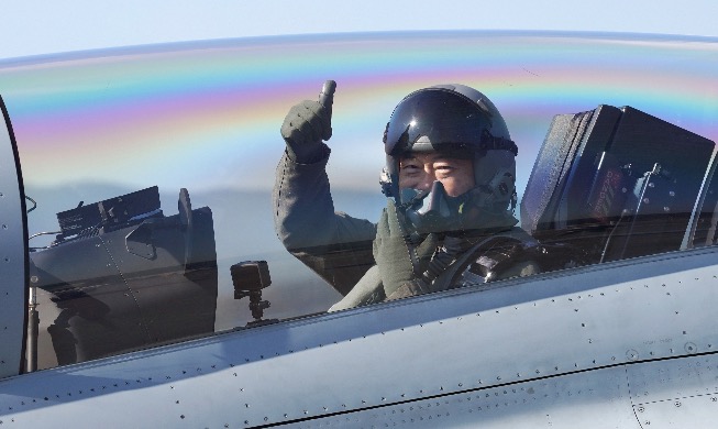 Image du jour : Premier président coréen à voler dans un avion de chasse