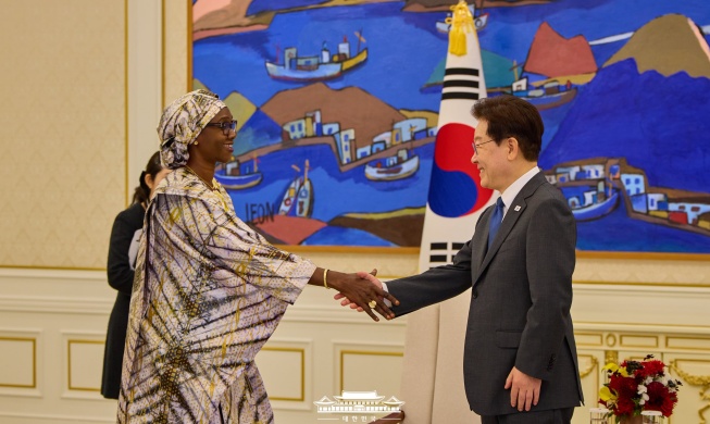 Le président Lee Jae Myung reçoit huit nouveaux ambassadeurs en Corée